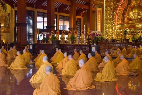 Chư Tăng TP.HCM Bố-tát, thính giới tại Việt Nam Quốc Tự