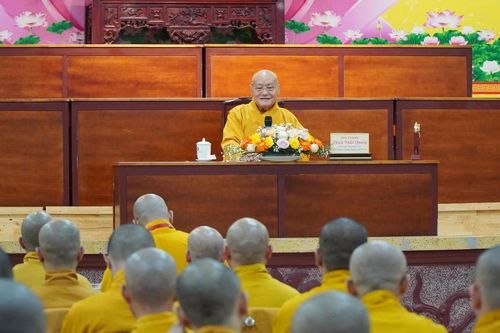 Trưởng lão Hòa thượng Thích Nhật Quang sách tấn hành giả trường hạ thiền viện Quảng Đức (TP.HCM)