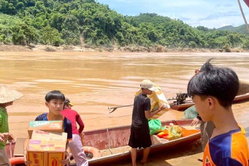 Nghệ An: Phân ban Phật tử dân tộc và Ban Hướng dẫn Phật tử tỉnh trao quà đồng bào sau bão lũ