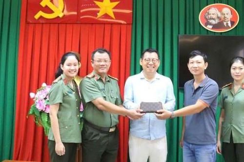 Đến Khánh Hòa du lịch, du khách Hàn Quốc mừng rỡ khi nhận lại tài sản đánh rơi trên phố