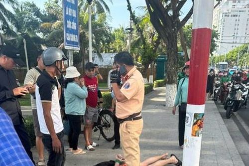 Xử lý va chạm giao thông, trung tá công an bị một người nước ngoài tấn công