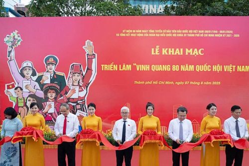 Khai mạc triển lãm ảnh 'Vinh quang 80 năm Quốc hội Việt Nam'