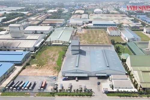 Kho xưởng xây sẵn tiếp tục đẻ trứng vàng, chuyên gia cảnh báo 'nóng'