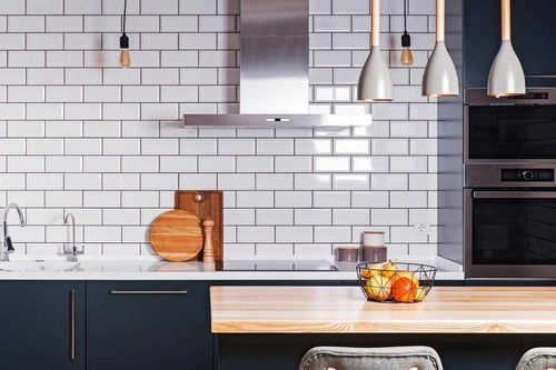 Ốp tường bếp bằng gạch hay kính để vừa đẹp lại bền?