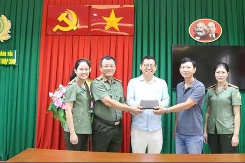Trao lại tài sản cho một người Hàn Quốc đã đánh rơi