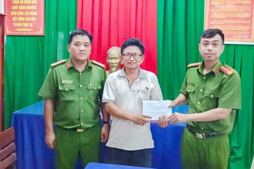 Công an phường xác minh, trao trả tài sản cho người đánh rơi