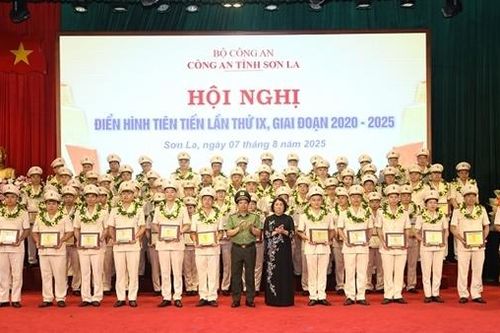 Công an tỉnh Sơn La tuyên dương 100 điển hình tiên tiến