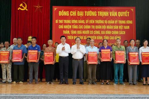 Đại tướng Trịnh Văn Quyết, Bí thư Trung ương Đảng, Chủ nhiệm Tổng cục Chính trị QĐND Việt Nam tặng quà các gia đình chính sách xã Nguyên Bình