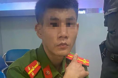 Đối tượng mặc quân phục công an với quân hàm thượng úy chạy xe máy vào sân bay Đà Nẵng có mục đích gì?