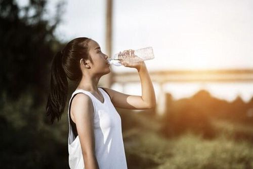 Cảnh báo 3 sai lầm phổ biến khi uống nước mùa nóng: Tưởng mát mà hại thân
