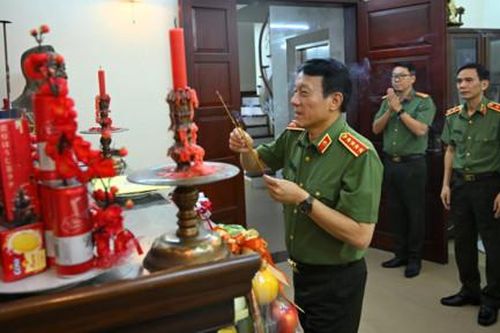 Bộ trưởng Lương Tam Quang tri ân, thăm hỏi gia đình các đồng chí cố lãnh đạo Bộ Công an