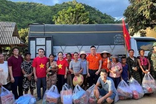 Trao hỗ trợ người dân Nghệ An bị ảnh hưởng bởi lũ lụt