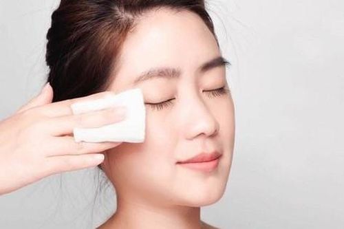 Cách chọn toner cho da dầu mụn tốt nhất