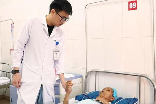 Cụ bà 78 tuổi mang khối u não 'khủng' được bóc tách thành công