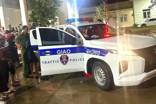 Cảnh sát giao thông dùng xe chuyên dụng đưa người dân đi cấp cứu kịp thời