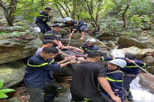 Nam quay phim trượt ngã khi leo núi Hàm Lợn