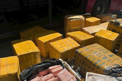 Phát hiện xe khách chở 1 tấn sụn chân gà không rõ nguồn gốc