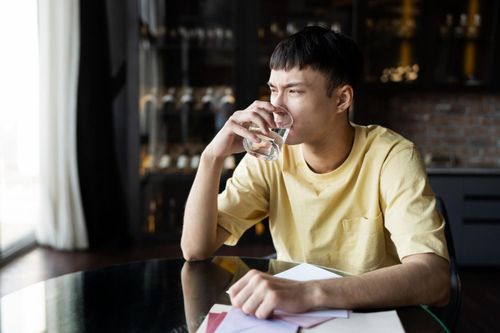 Những kiểu uống nước khiến thận ngày càng yếu
