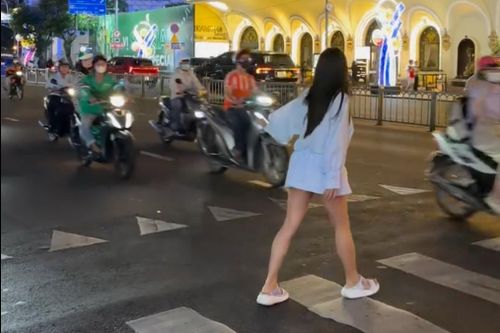 Cô gái 'thị phạm' cách sang đường ở Việt Nam gây bão toàn cầu
