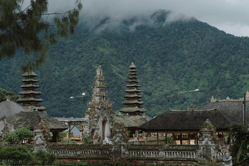 Cảnh bay dù lượn qua đền thiêng khiến người Bali tức giận