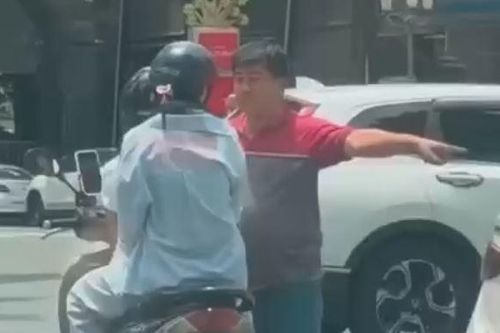 Tài xế taxi công nghệ rút chìa khóa xe máy của cô gái ở TP.HCM