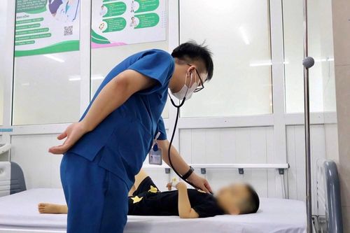 Ngộ độc lá lộc mại, một bệnh nhi 3 tuổi được cấp cứu kịp thời