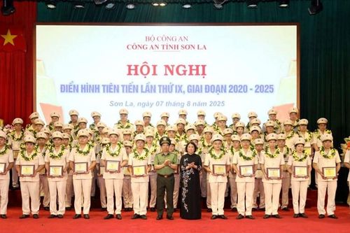 Công an tỉnh Sơn La tuyên dương 100 điển hình tiên tiến
