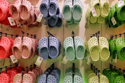 Cổ phiếu Crocs lao dốc gần 30% vì thuế quan và xu hướng 'giày xấu' thoái trào