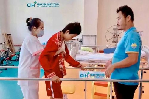 Hành trình mới của bệnh nhi người Campuchia sau ca chấn thương sọ não