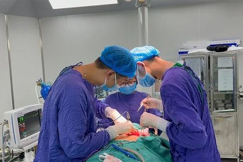 'Thách thức' phẫu thuật khối u tuyến giáp chèn ép khí quản: Giải pháp an toàn từ đội ngũ chuyên gia