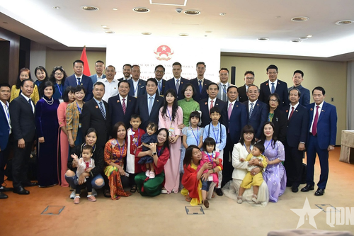 Chủ tịch nước Lương Cường gặp gỡ cán bộ, nhân viên Đại sứ quán và cộng đồng người Việt Nam tại Angola
