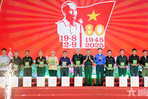 Thượng tướng Lê Quang Minh dự chương trình 'Phất cao cờ hồng Tháng Tám' tại Trung đoàn 148