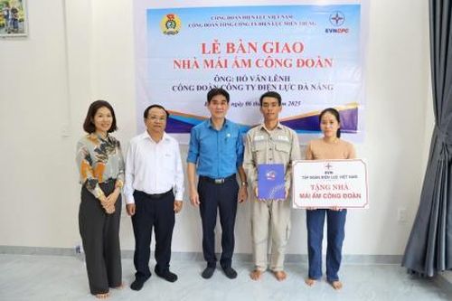 Bàn giao, trao 'Mái ấm Công đoàn' cho hai đoàn viên thuộc Tổng Cty Điện lực miền Trung