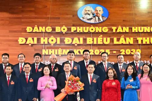 Phường ở TPHCM dùng robot đưa đón đại biểu dự đại hội