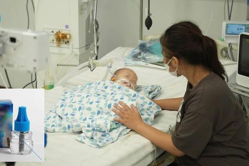 Bé trai suy hô hấp nặng vì uống phải tinh dầu đuổi muỗi