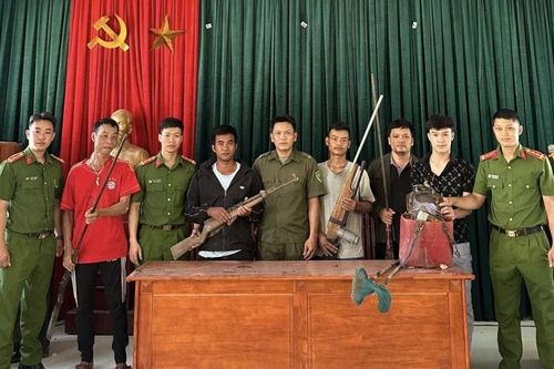 Người dân Quảng Trị tự nguyện giao nộp 4 khẩu súng
