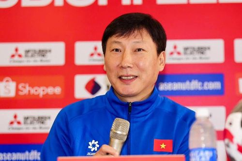'HLV Kim Sang Sik hưởng lợi khi Shin Tae Yong bị sa thải'
