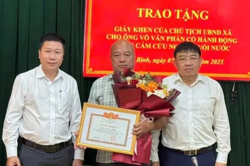 Khen thưởng người đàn ông dũng cảm cứu 2 học sinh bị sóng cuốn