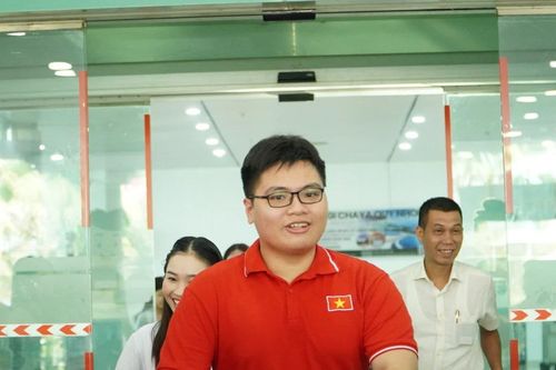 Thầy cô, gia đình chào đón chủ nhân Huy chương Vàng Olympic Tin học Quốc tế