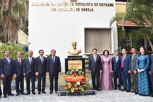 Chủ tịch nước thăm Đại sứ quán Việt Nam tại Angola và đặt hoa tưởng niệm tại các địa danh lịch sử biểu tượng cho tình hữu nghị hai nước