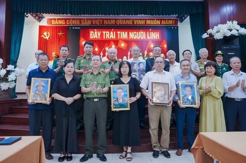 Trao tặng di ảnh Anh hùng - Liệt sĩ Võ Thị Sáu cho Bảo tàng Phụ nữ Việt Nam