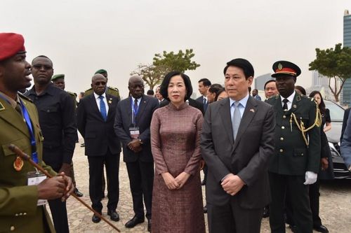 Chủ tịch nước Lương Cường thăm Bảo tàng Lịch sử quân đội Angola