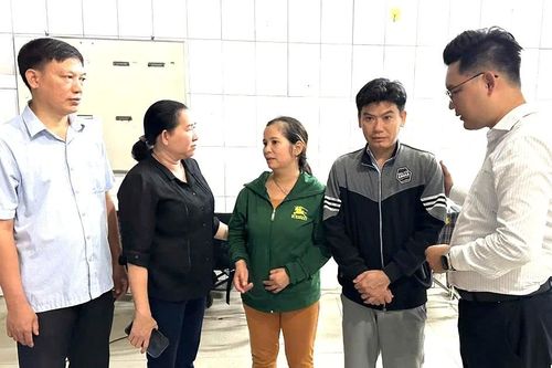 Thăm hỏi nạn nhân sống sót trong vụ chồng chém vợ con rồi tự sát