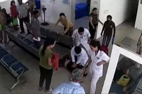 Khoảnh khắc nghẹt thở cứu người đàn ông ngưng tim đột ngột khi đang ngồi chờ khám bệnh