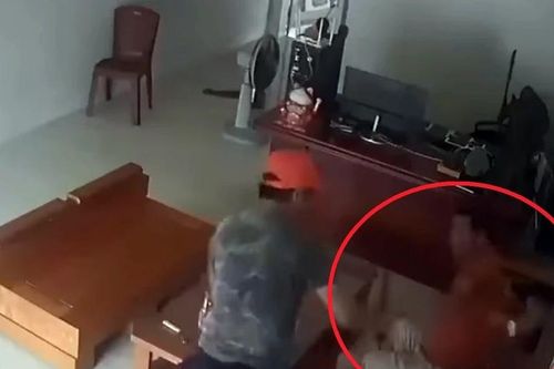 Người đàn ông bị chém đứt cánh tay khi đang ngồi chơi ở nhà bạn
