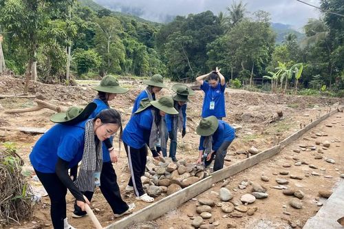 Mùa hè xanh khó quên của nhóm sinh viên mắc kẹt trong tâm lũ