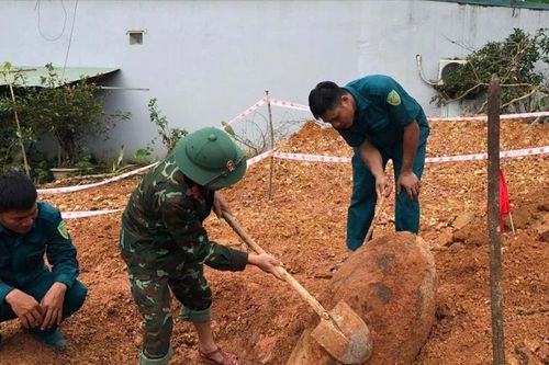 Xử lý sạt lở đường, phát hiện quả bom gần 300kg gần tường nhà
