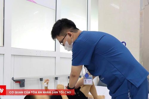 Bé 3 tuổi nhập viện cấp cứu do uống lá lộc mại
