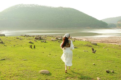 Điểm đến cách Hà Nội 80km có thác nước mát lạnh, bãi cỏ rộng mênh mông