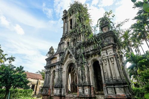 Nhà thờ bỏ hoang ở Ninh Bình được ví như 'lâu đài cổ tích', thu hút ánh nhìn